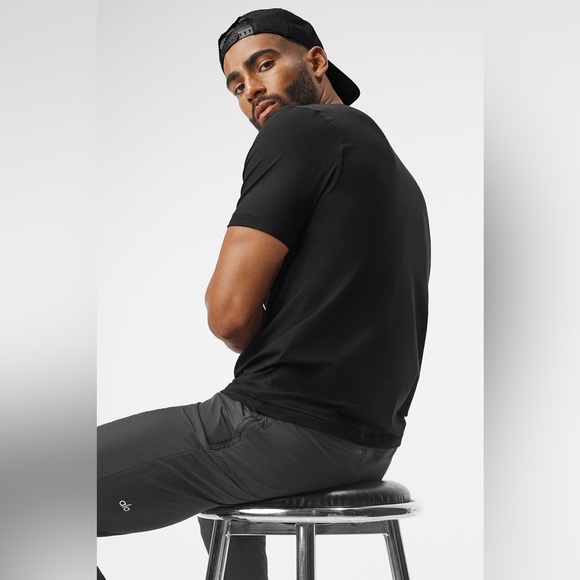 🆕 ALO Unisex Conquer Reform Ultralight Airy Soft Touch Stretch Crewneck Shirt - Picture 2 of 4